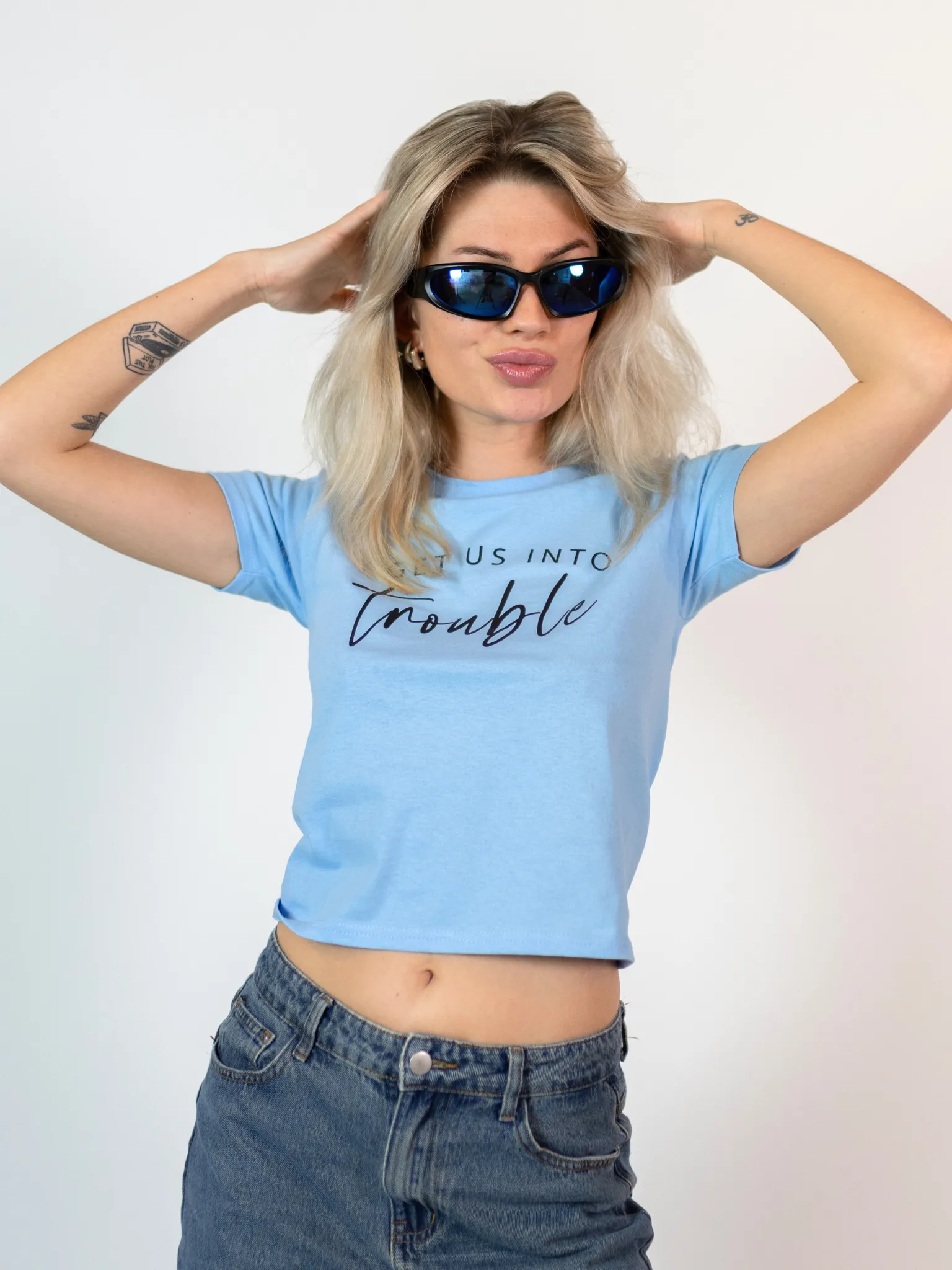 INTO TROUBLE - BABYTEE, LYSEBLÅ
